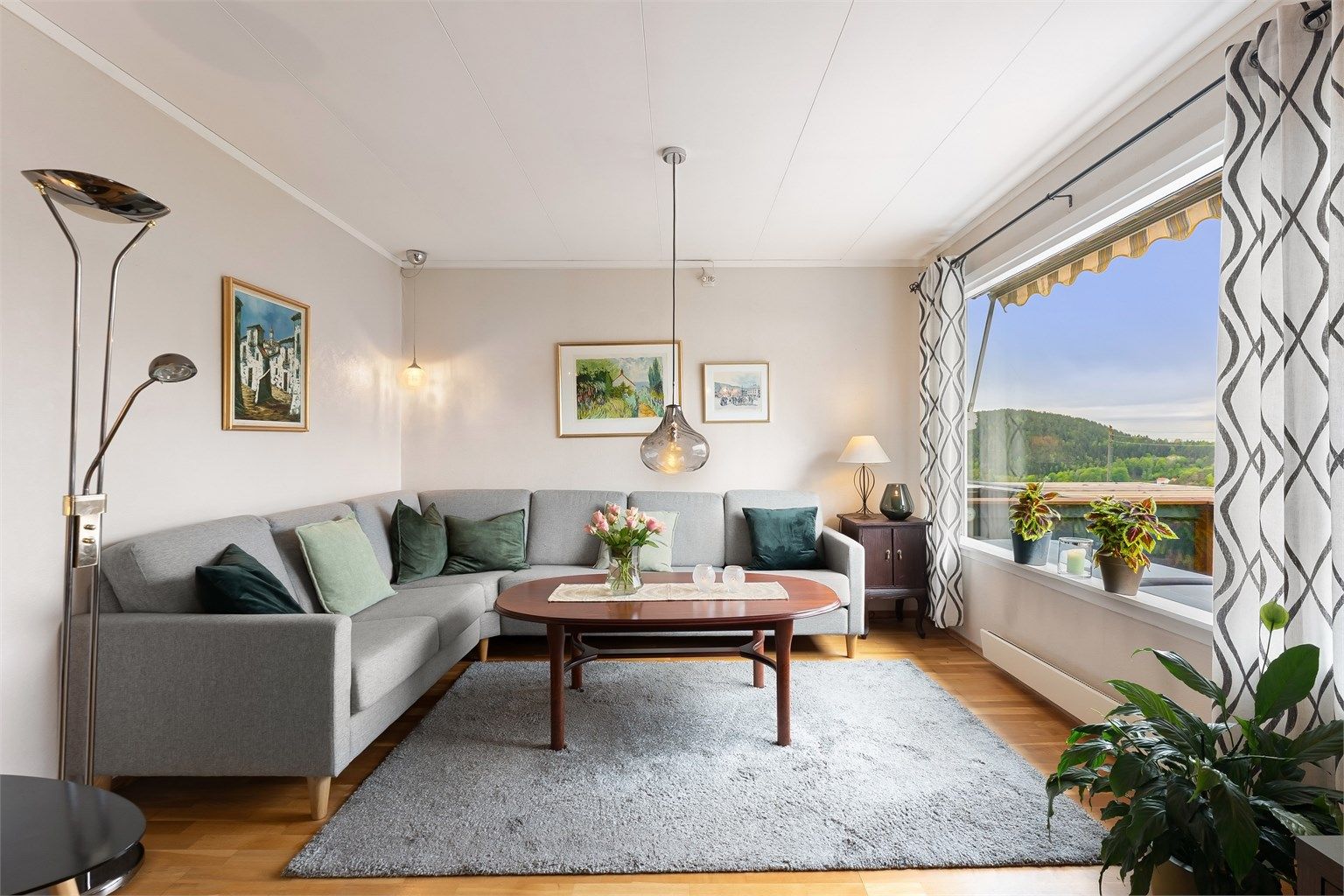 Stuen er romslig med god plass til sofa og stoler.