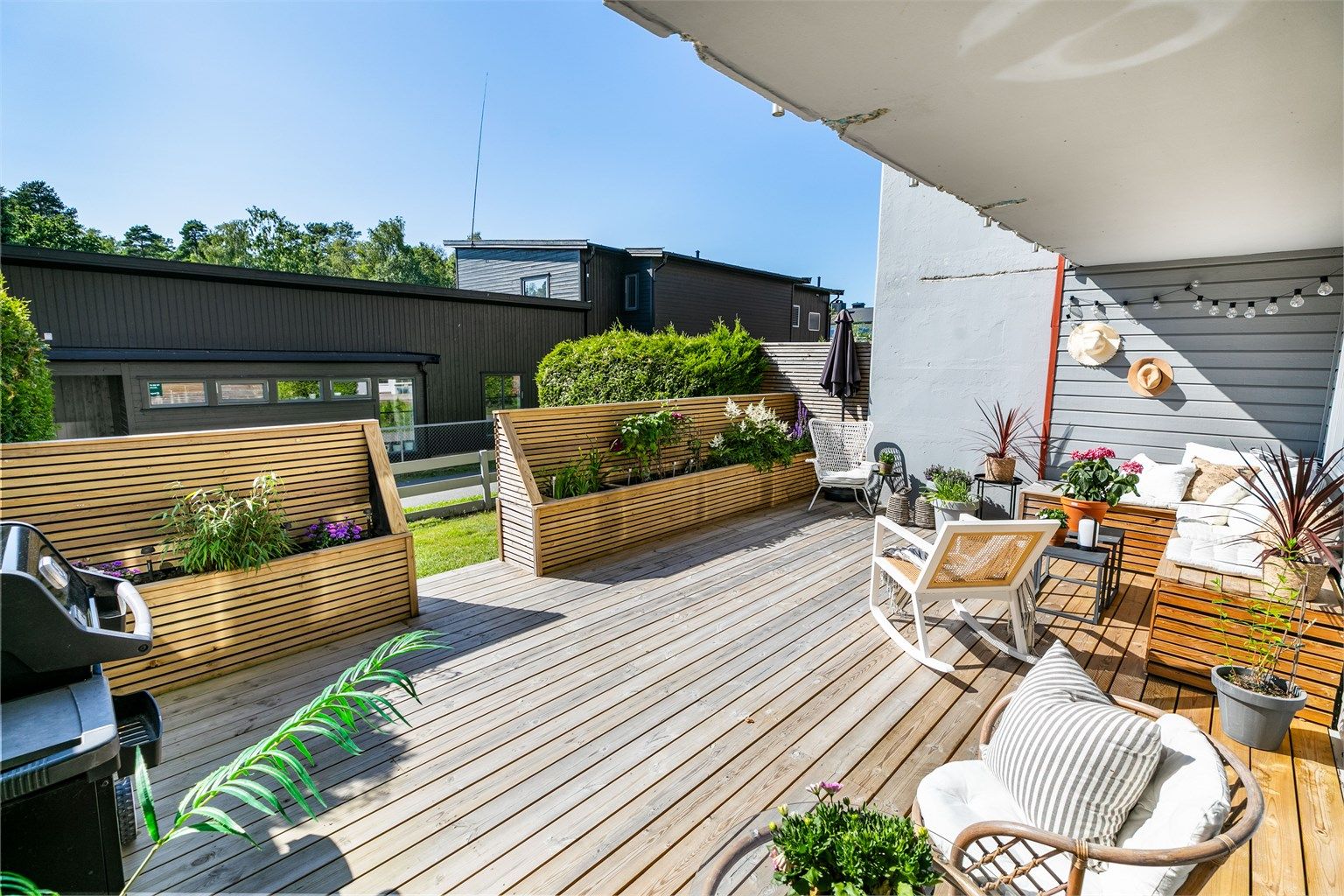 I tillegg til stor terrasse på nesten 30 kvm. disponerer leiligheten også egen hage i forkant.