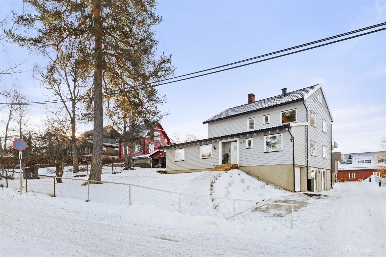 Boligen har en barnevennlig og trafikkskjermet beliggenhet innerst i en blindvei, med umiddelbar nærhet til barnehager, Munkerud skole, buss og nærbutikk. Det er også kort vei til bl.a. servicetilbud på Sæter, trikkeholdeplass og fritidstilbud