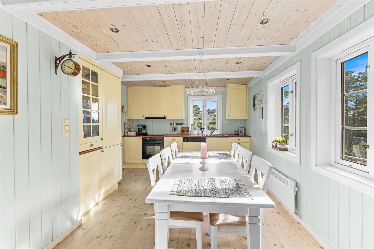 Kjøkkenet har en åpen løsning og romslig spiseplass.