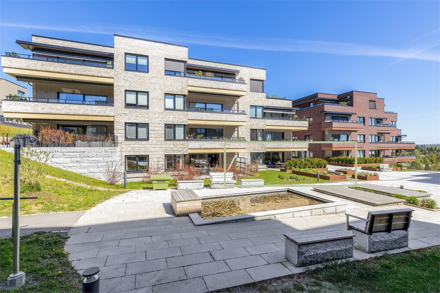 Utgang fra stue til terrasse på 24 m2. Gulvoverflater belagt med betongheller.
