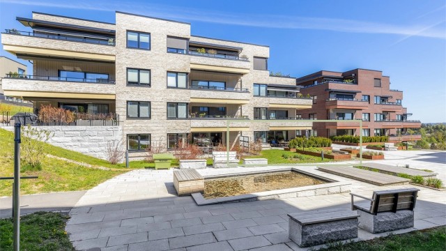 Utgang fra stue til terrasse på 24 m2. Gulvoverflater belagt med betongheller.