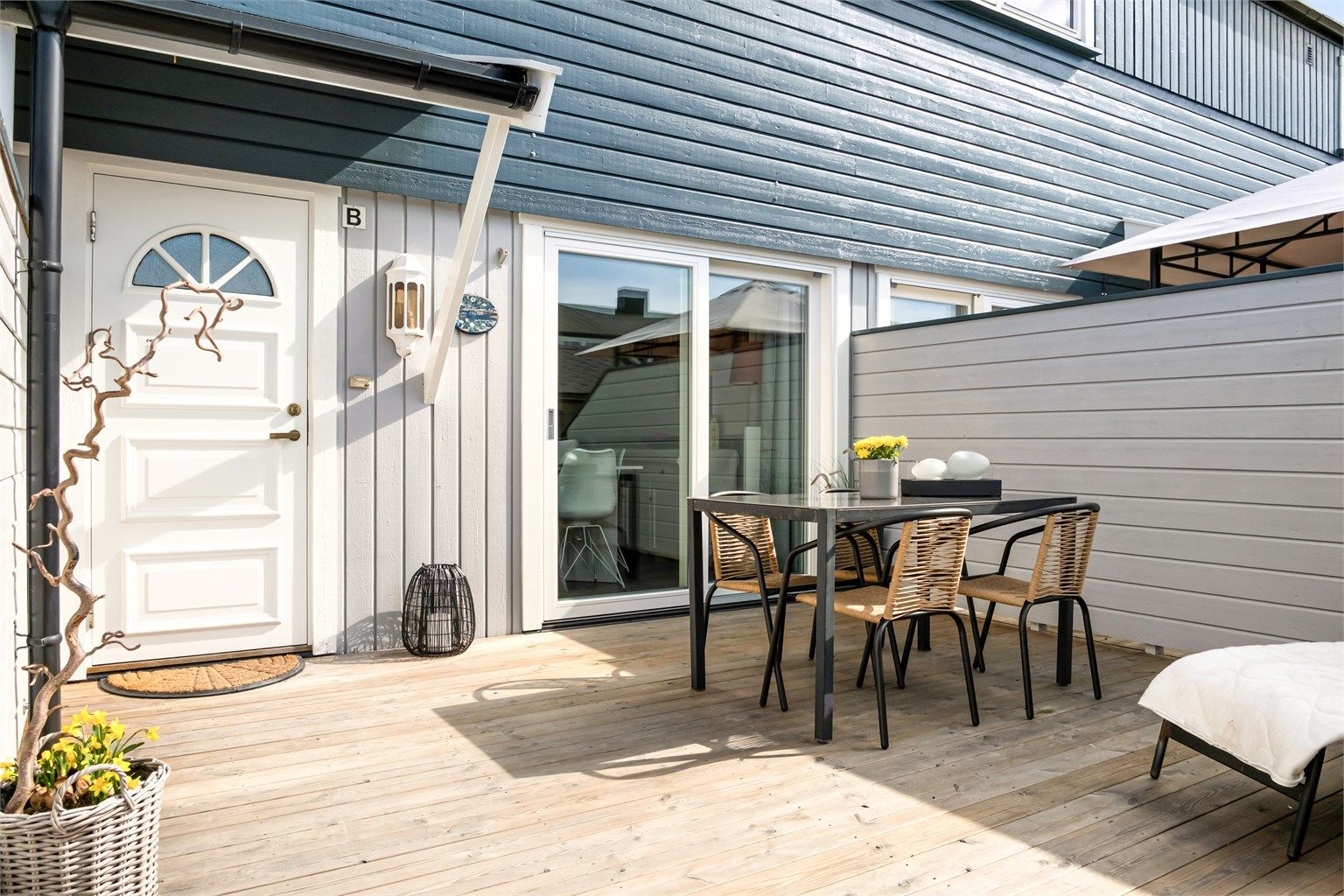 Solrik terrasse med plass til spisegruppe og direkte adkomst til boligen.