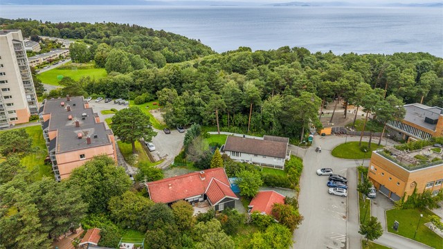 Den populære Ladestien med flotte turmuligheter langs fjorden, badeplasser og rekreasjonsområder ligger i nærområdet. Her kan du enkelt kombinere en aktiv hverdag med rolige turer og rekreasjon – samtidig som Trondheim sentrum er lett tilgjengelig.