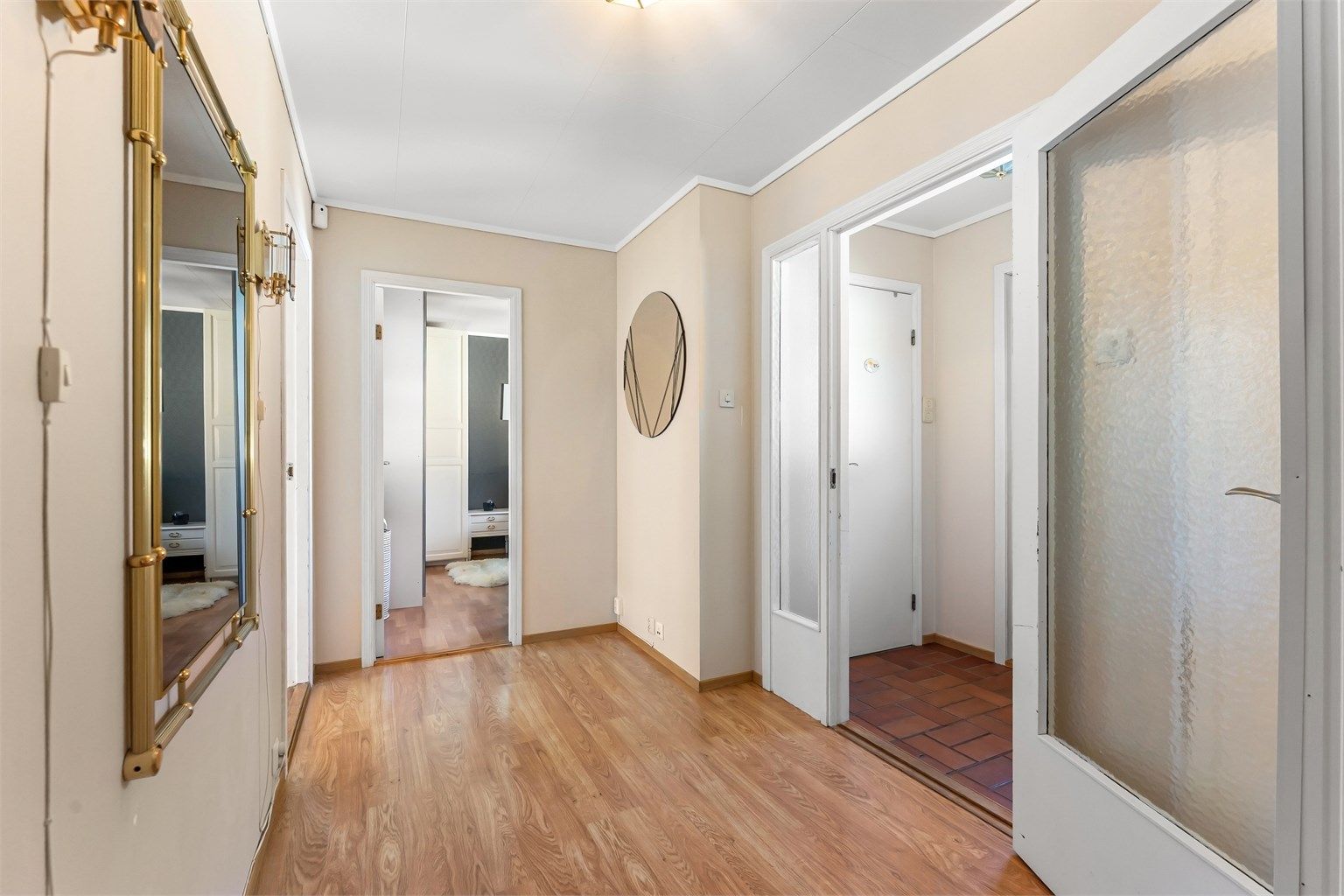 Innbydende entré med vindfang og gang med god plass for yttertøy og sko. Ved vindfanget har du et praktisk plassert toalettrom, og fra gangen har du adkomst til øvrige rom i boligen