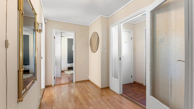 Innbydende entré med vindfang og gang med god plass for yttertøy og sko. Ved vindfanget har du et praktisk plassert toalettrom, og fra gangen har du adkomst til øvrige rom i boligen