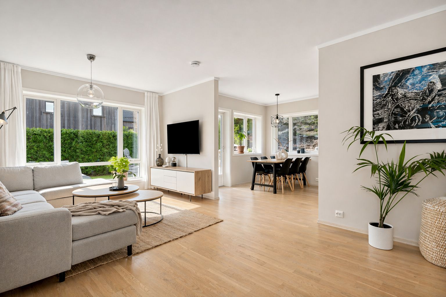 Stuen er av god størrelse og har en åpen kjøkken/stue løsning med naturlig sonedeling. Leilighten er utleid og forskjell i møblement vil forekomme. Foto: Ivars Upe