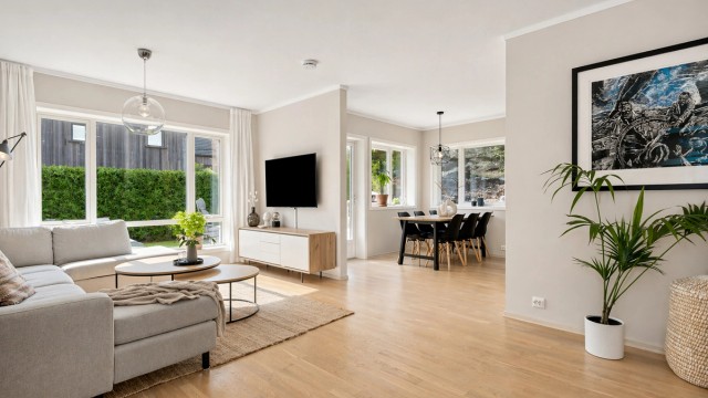 Stuen er av god størrelse og har en åpen kjøkken/stue løsning med naturlig sonedeling. Leilighten er utleid og forskjell i møblement vil forekomme. Foto: Ivars Upe