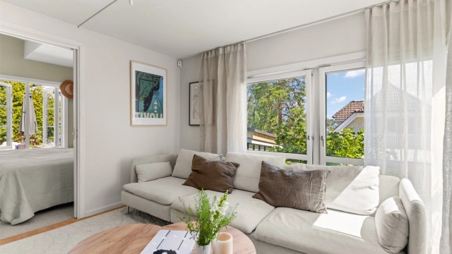 Skyvedør skiller stuen fra soverommet i første etasje.