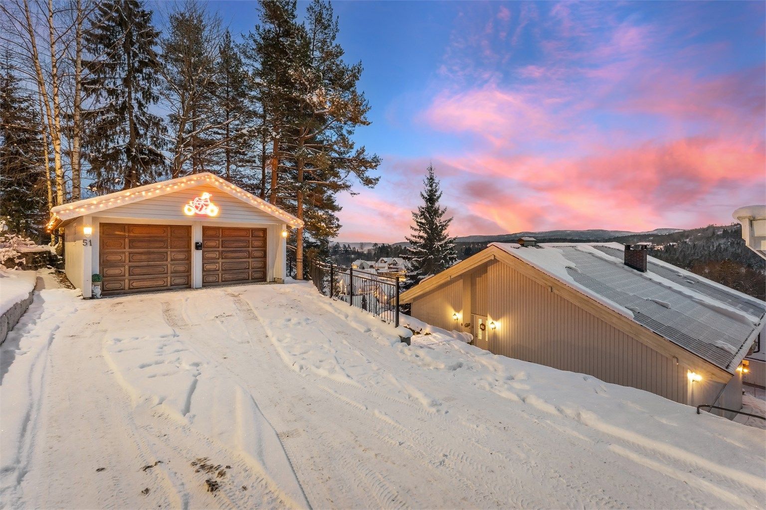 Dobbel garasje med el-bil lader.