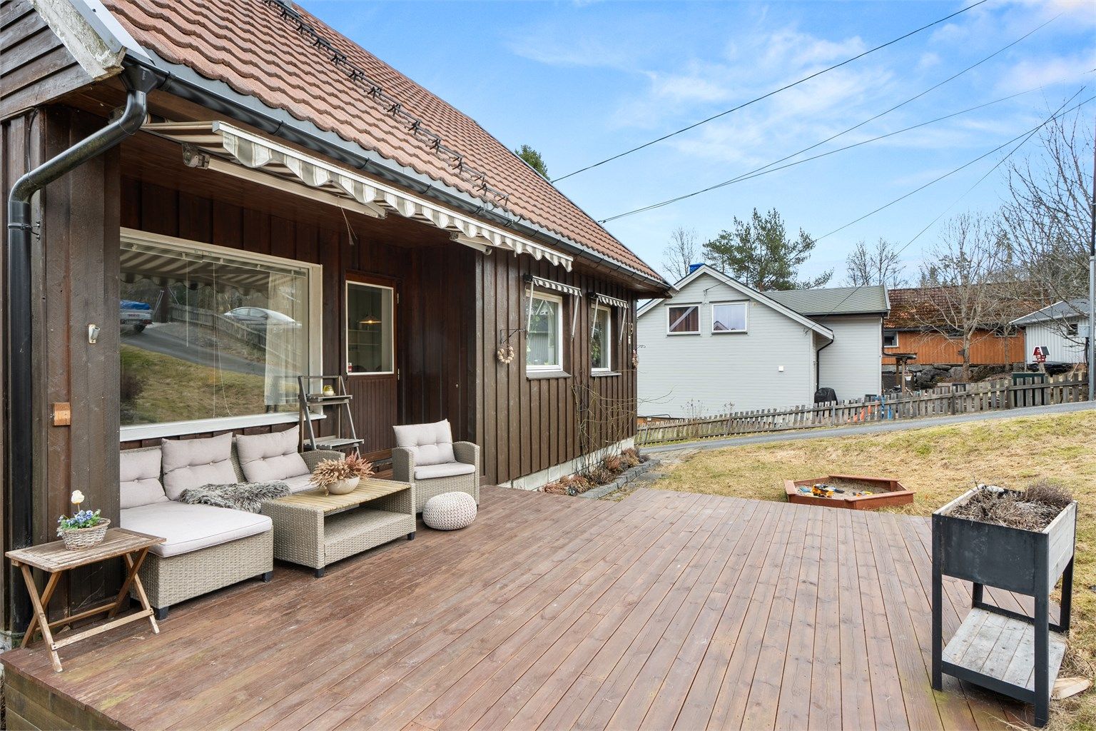 Terrasse - et av flere flotte uteområder på denne eiendommen - plass til sofagrupper, grill, etc.