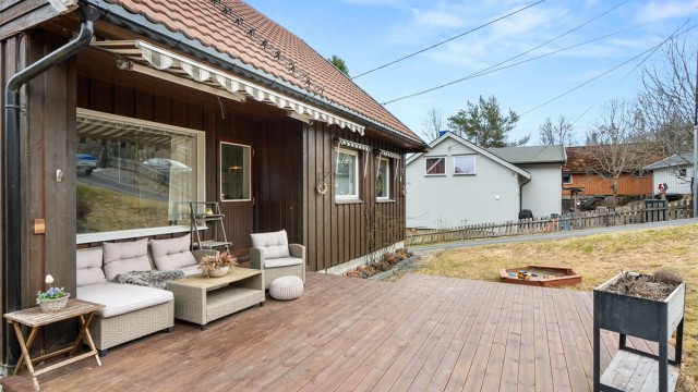 Terrasse - et av flere flotte uteområder på denne eiendommen - plass til sofagrupper, grill, etc.