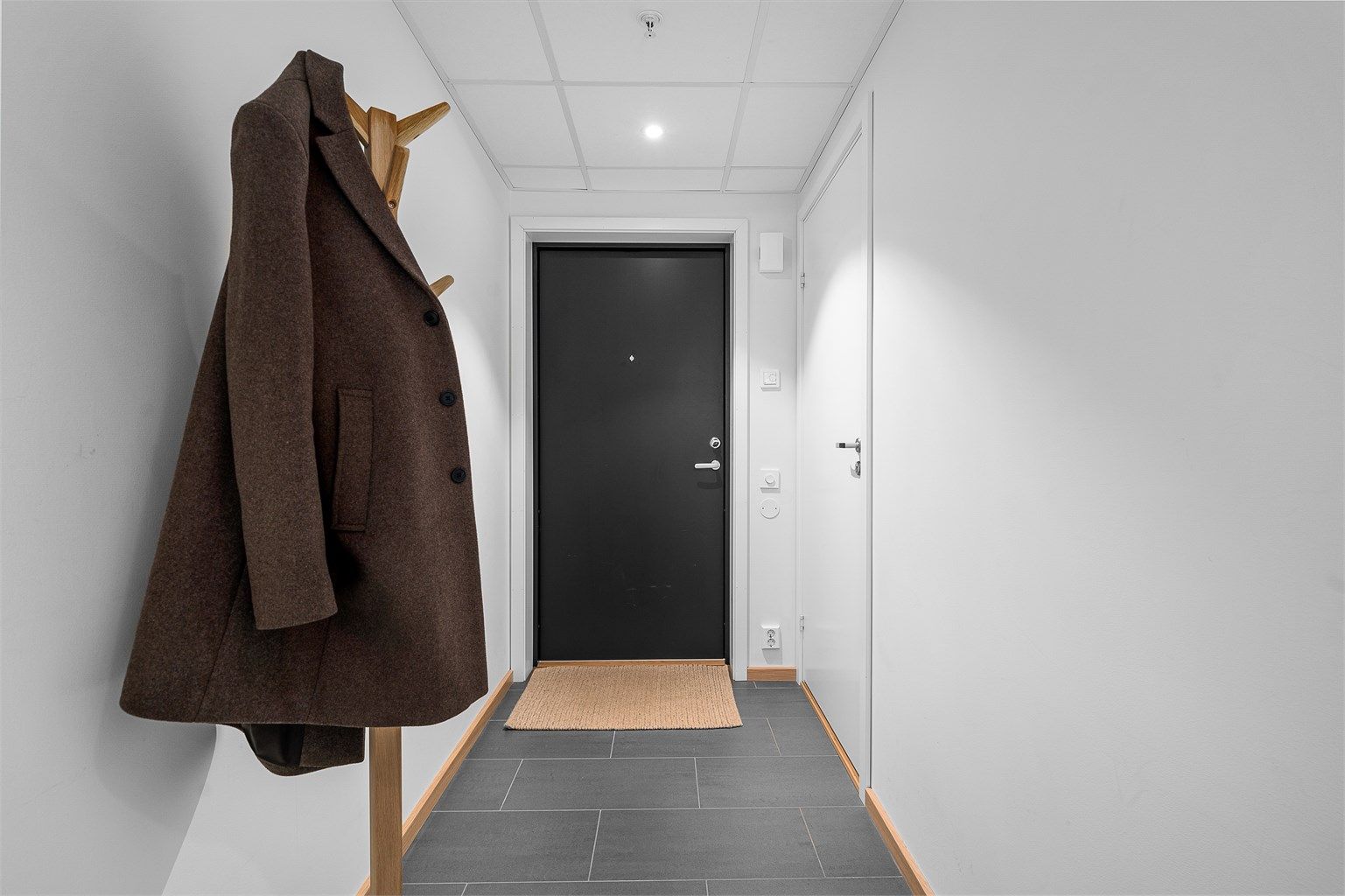 Velkommen inn! Romslig entré med varmekabler i gulv og downlights fra himling