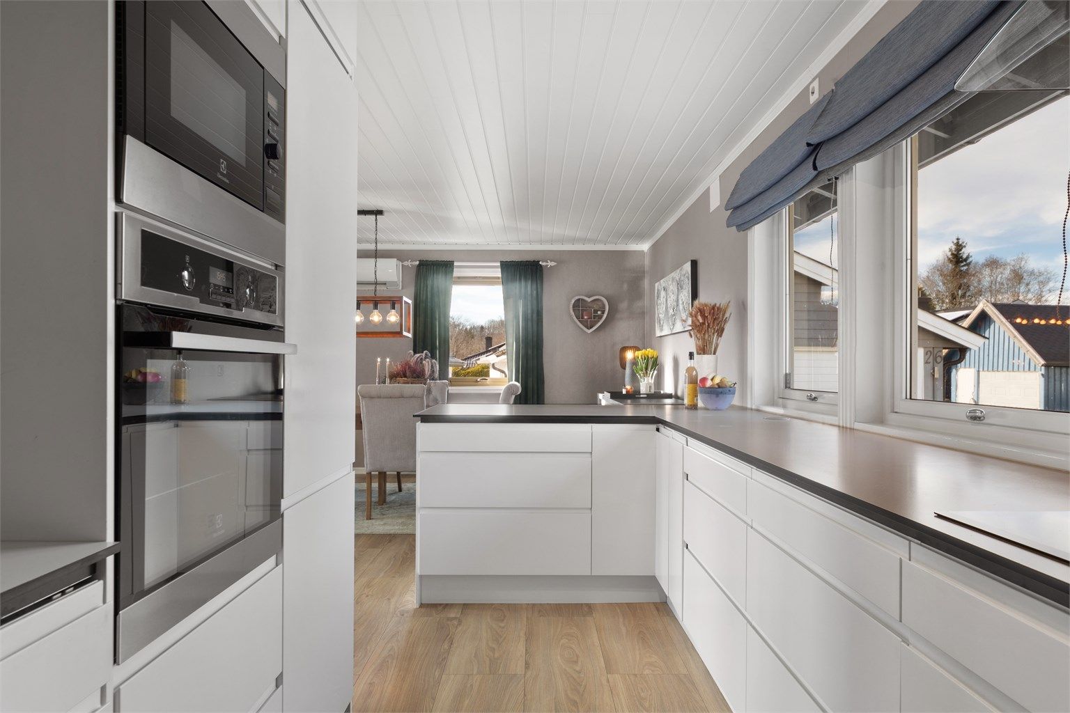 Delvis åpen løsning fra kjøkken mot spisestue 