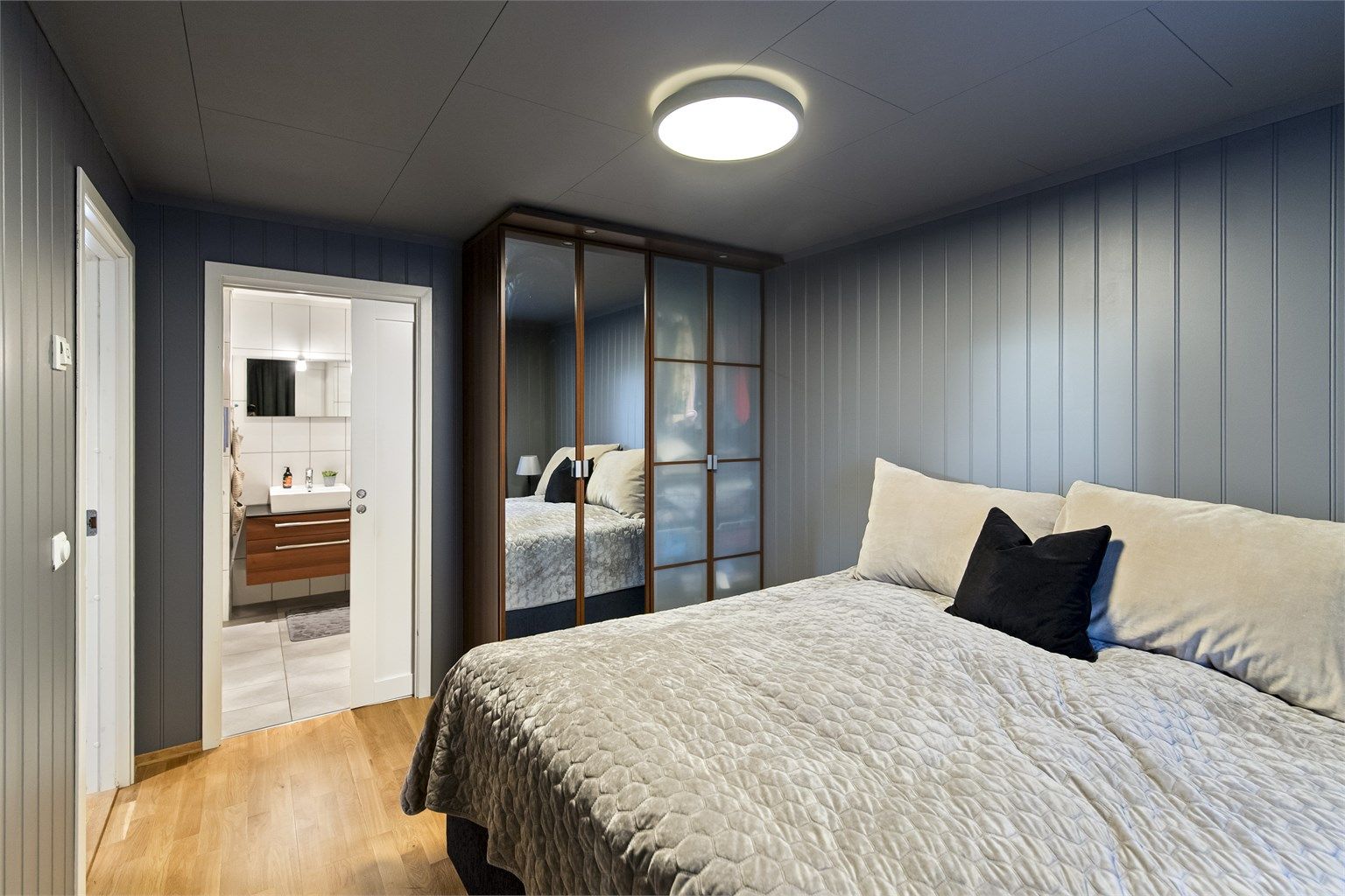 Skyvedørsgarderobe og inngang til eget bad.