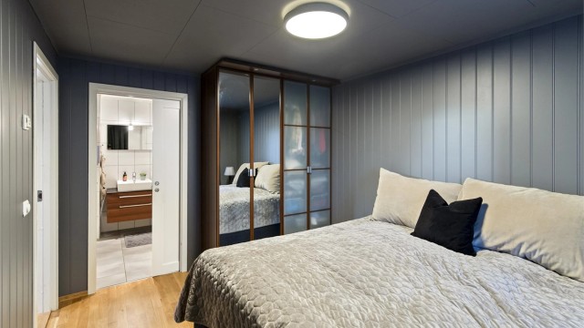 Skyvedørsgarderobe og inngang til eget bad.