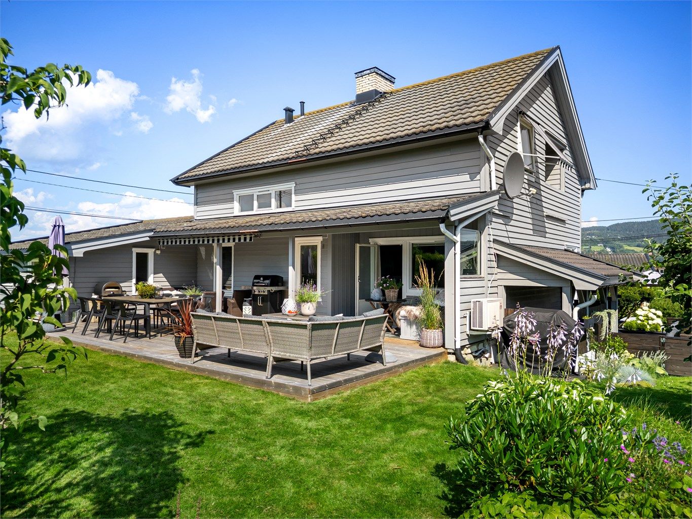 Fra stuen er det utgang til terrasse på ca. 49 kvm med markise og plassbygget sittebenk