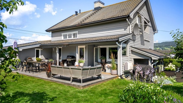 Fra stuen er det utgang til terrasse på ca. 49 kvm med markise og plassbygget sittebenk