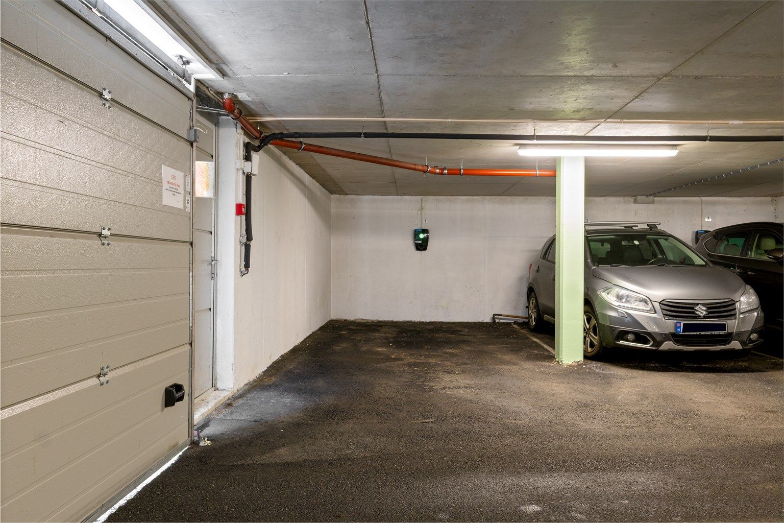 Leiligheten disponerer plass nr.1 - Dette er en av de større plassene i garasjeanlegget. 