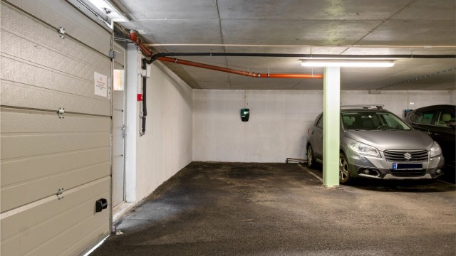 Leiligheten disponerer plass nr.1 - Dette er en av de større plassene i garasjeanlegget.