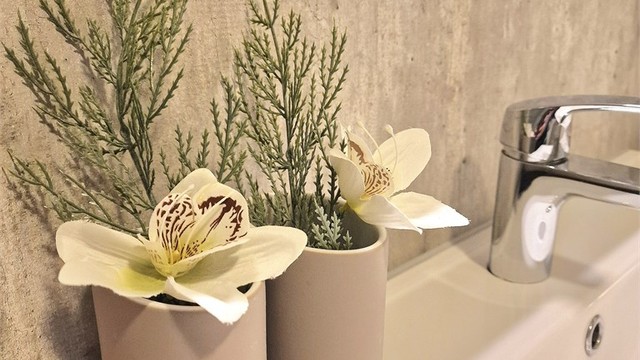 Moderne materialvalg på badet.