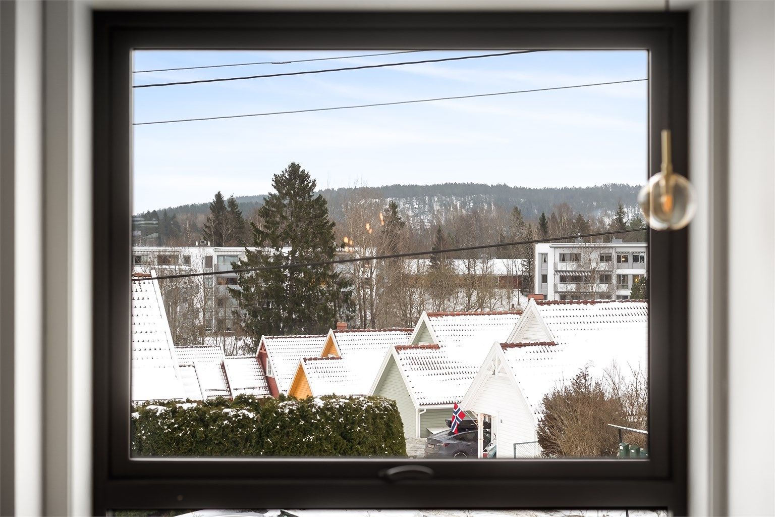 Fra stuevinduet er det utsikt over etablert eneboligbebyggelse med Østmarka i bakgrunnen.