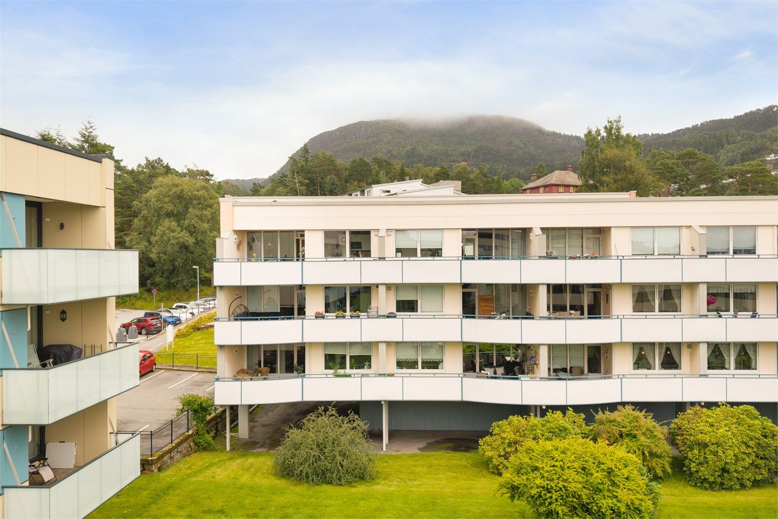 Leiligheten ligger i en lavblokk i et etablert og familievennlig boligområde.
