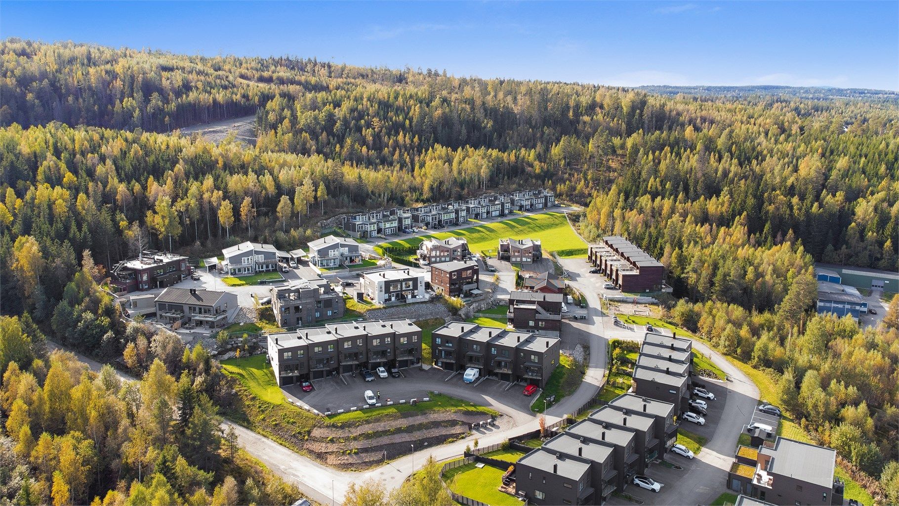 Området er godt etablert og svært barnevennlig uten gjennomgangstrafikk, med kort avstand til barnehage og barneskole.