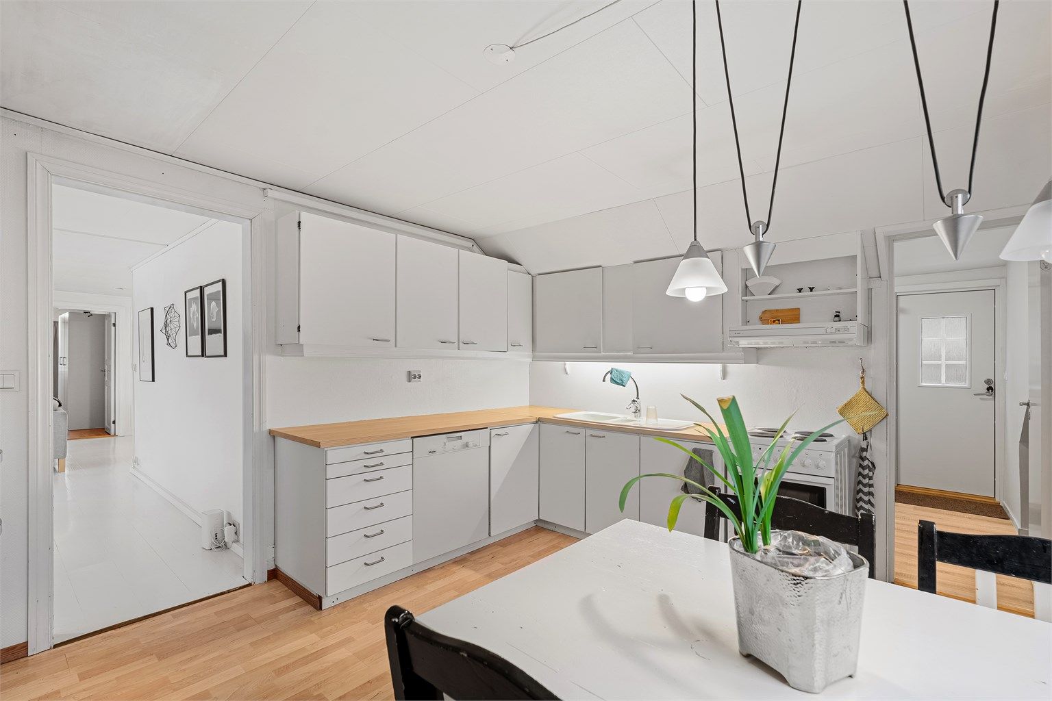 Romslig og funksjonelt kjøkken med gode arbeidsflater.