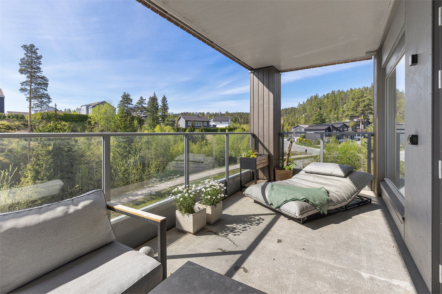 Leiligheten har en stor og solrik balkong på 16 kvm.