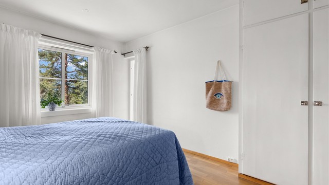 Hovedsoverommet har god plass til dobbeltseng og er utstyrt med garderobeskap.