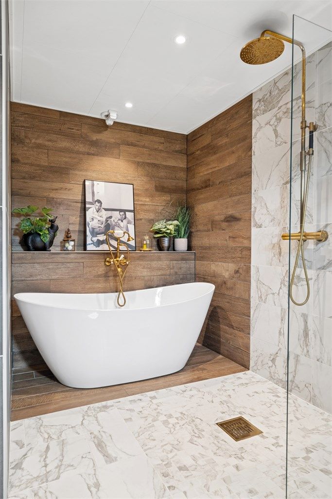 Baderommet er flislagt i pene og moderne fargekombinasjoner og har blant annet dusj- og badekarbatteri fra Tapwell.