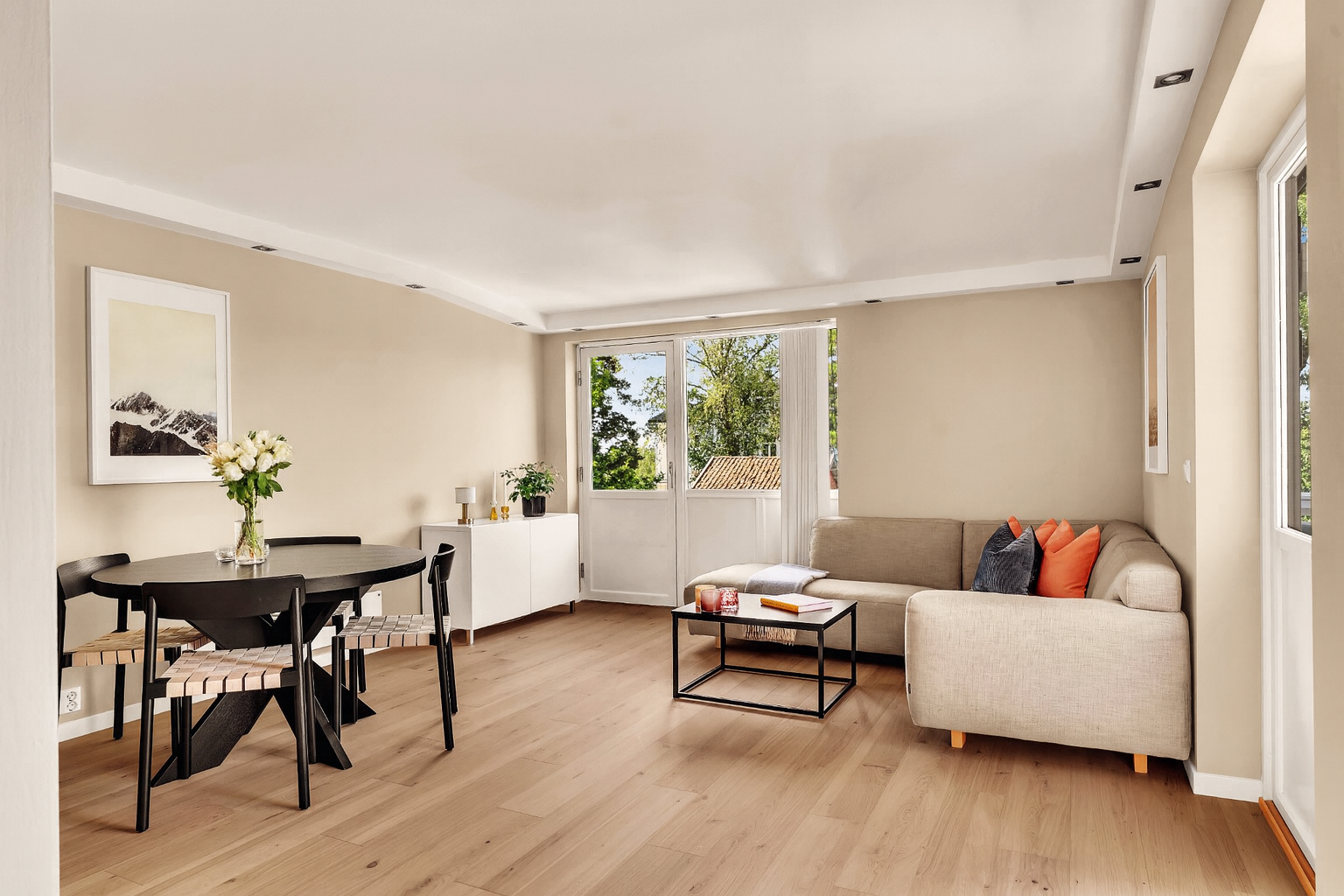 Lys og romlig stue med store vindusflater fra to sider som bidrar til å slippe rikelig med naturlig lys.  2-lags vinduer fra 2005. 