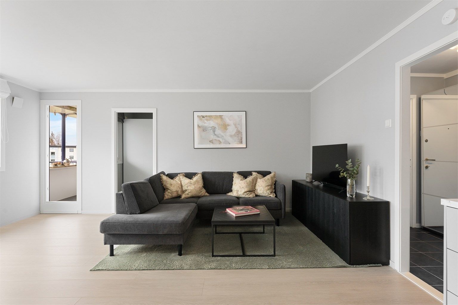 Fra sofakroken er det direkte utgang til balkongen.