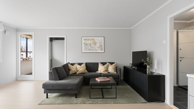 Fra sofakroken er det direkte utgang til balkongen.