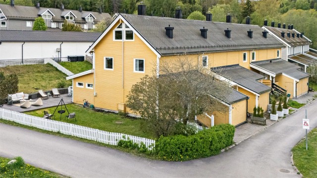 Lokalmegler Robin Lauritzen v/ Krogsveen ønsker velkommen til Munkebekken 196! Foto: Pål Aanerud