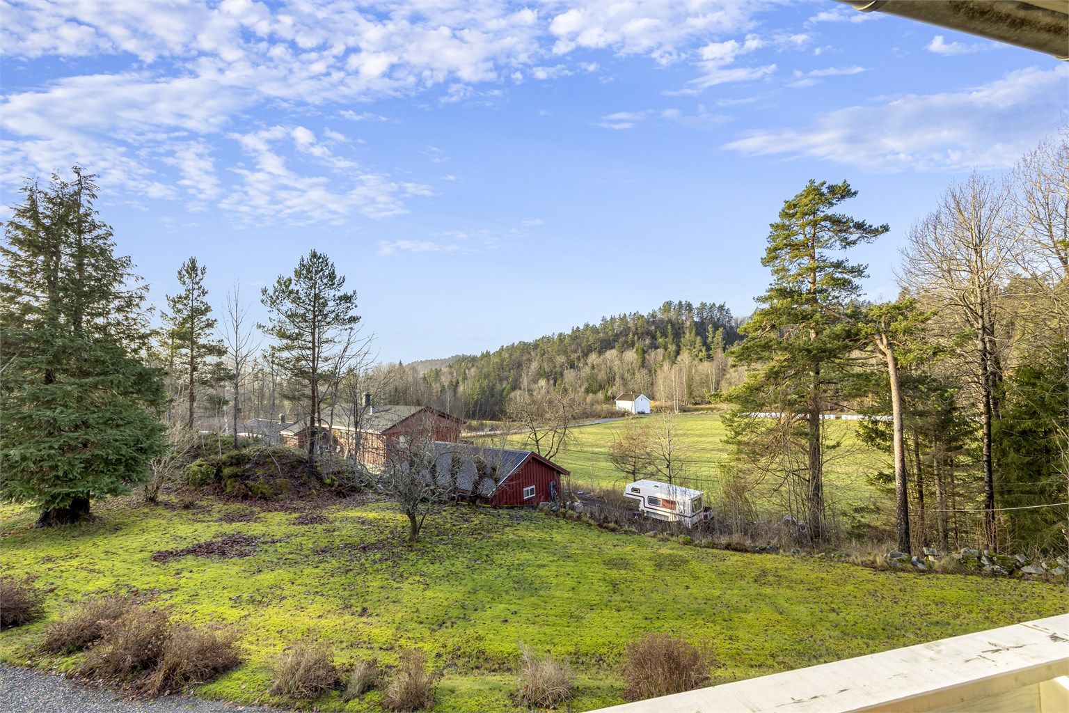 Flott utsikt utover jordene og egen hage.