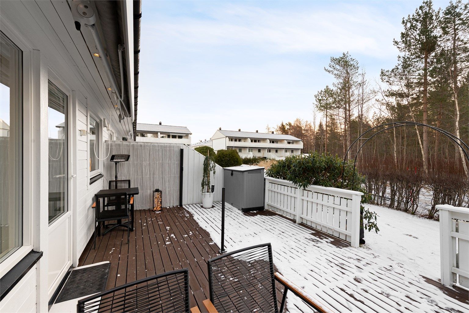 Sørvendt terrasse på 25 kvm med tilkomst til hage 