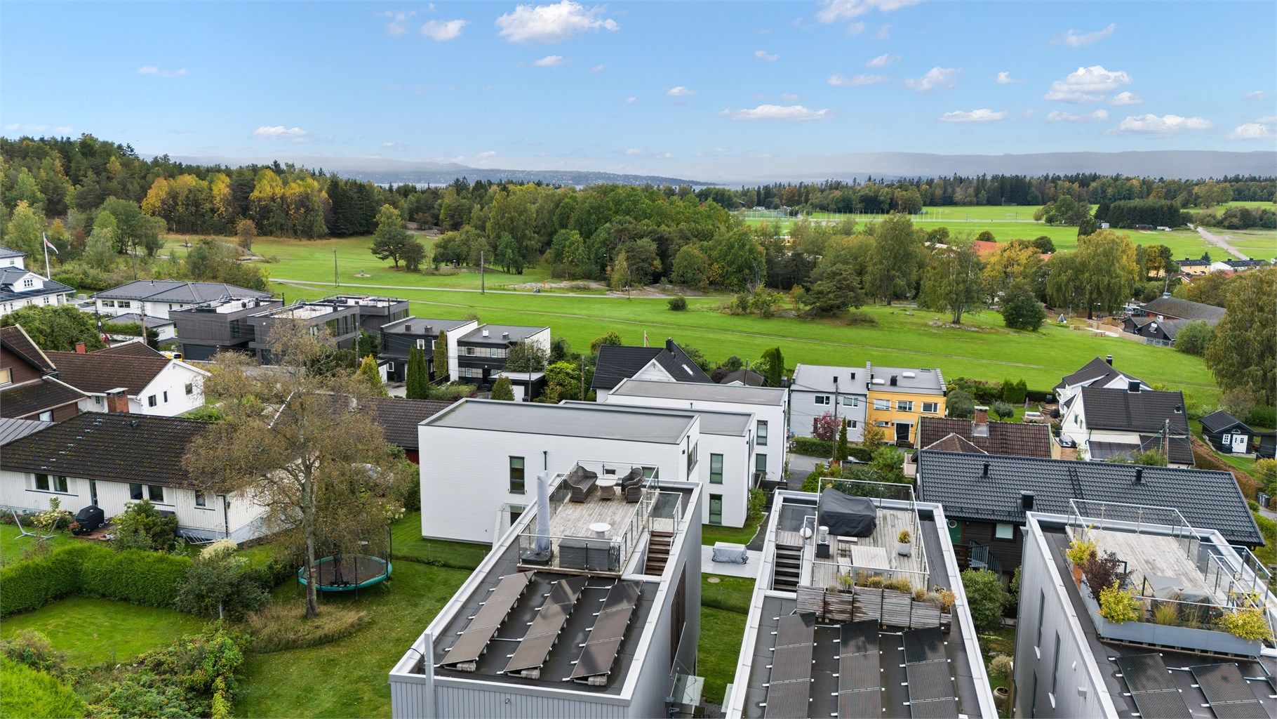 Boligen ligger i et familievennlig område som nyter godt av den korte veien til vakre tur- og rekreasjonsområder.