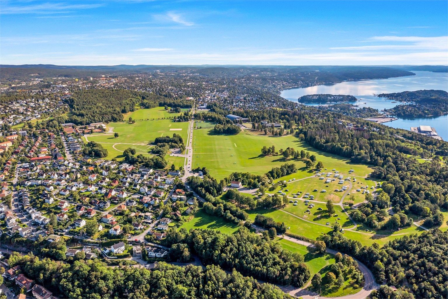 Som nærmeste nabo til eiendommen ligger de unike friområdene i tilknytning til Ekebergsletta. Dette unike friområdet er et eldorado for barn, samt at det gir tur- og friluftsmuligheter for alle aldersklasser, sommer som vinter