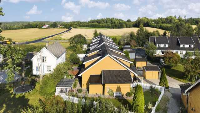 Landlig og fredelig, men likevel sentralt på Knapstad.