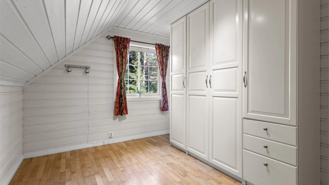 Hoveddelen har fem gode soverom, ett plassert i 1. etasje og fem i hoveddelens egne soveavdeling i loftetasjen.
