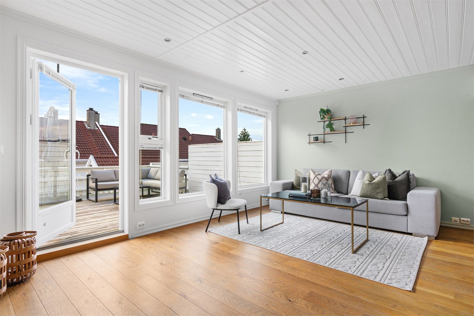 Utgang til terrasse på 38 kvm fra stue.