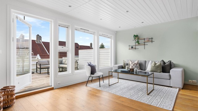 Utgang til terrasse på 38 kvm fra stue.