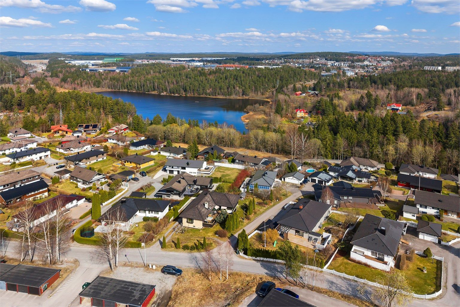 Fra eiendommen er det kort vei til flotte turområder i Nøstvedtmarka, Sørmarka og Østmarka.