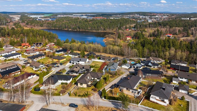 Fra eiendommen er det kort vei til flotte turområder i Nøstvedtmarka, Sørmarka og Østmarka.