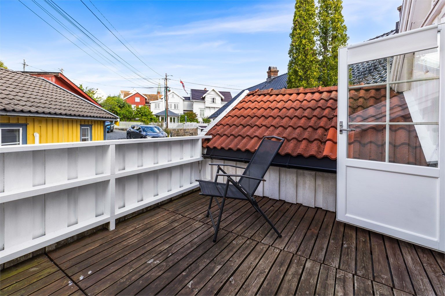 Fra andre etasje er det utgang til en egen terrasse med sol til ca. kl. 18:30 ifølge solapp midtsommers.