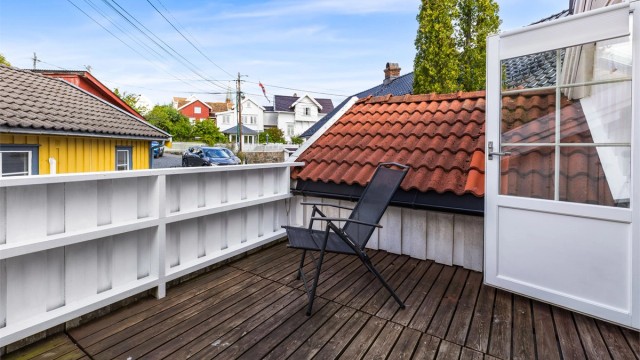 Fra andre etasje er det utgang til en egen terrasse med sol til ca. kl. 18:30 ifølge solapp midtsommers.
