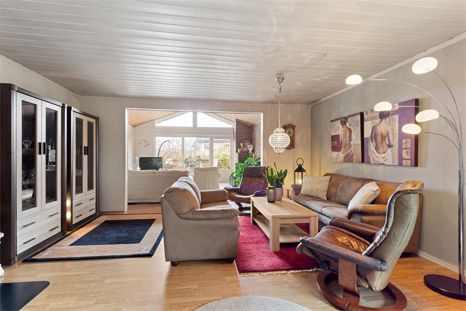 Store vindusflater slipper inn rikelig med dagslys. 