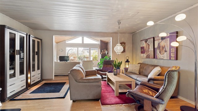 Store vindusflater slipper inn rikelig med dagslys.